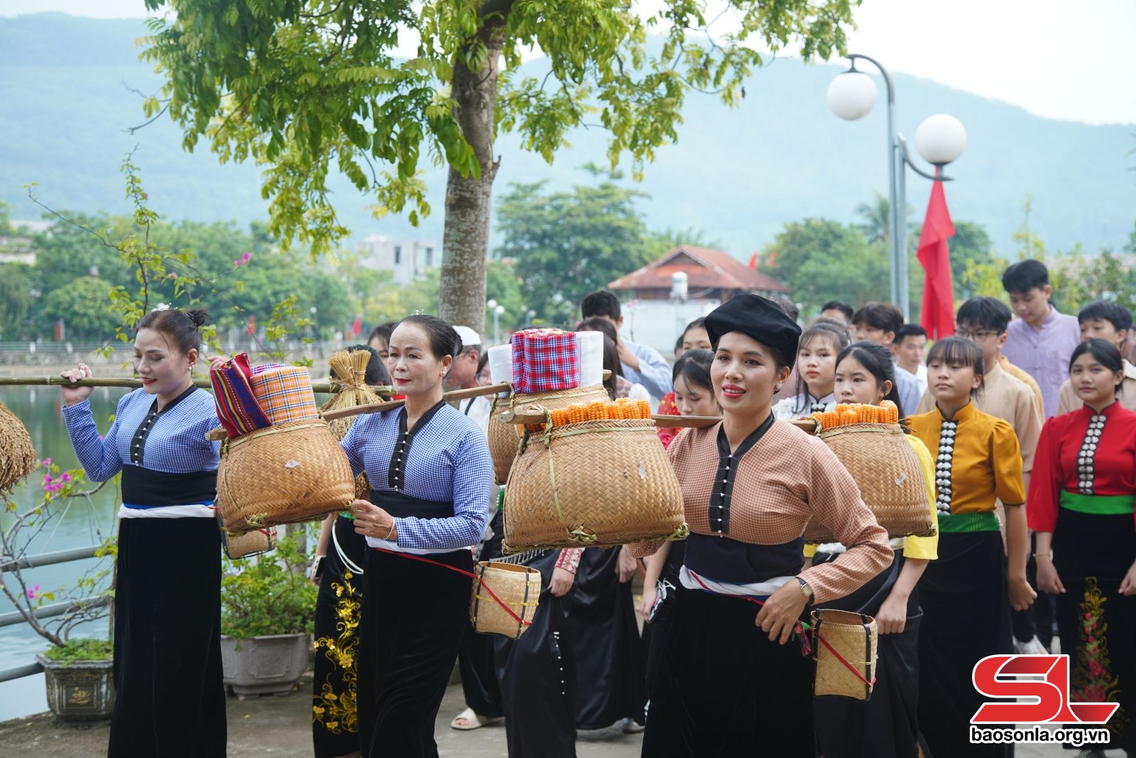 Nghỉ lễ tết xíp xí của đồng bào Thái Trắng Phù Yên, Sơn La